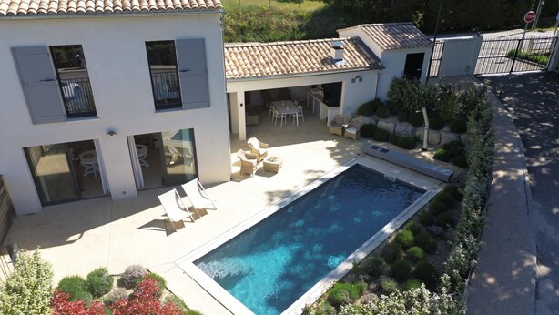 A modern two-story house with a swimming pool, outdoor seating, and a garden. - Villa Tica in Malauc ne (Malaucene)