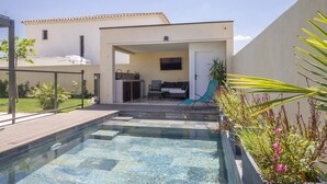 A modern house with a swimming pool, a patio area, and a small garden. - Maison des Fleurs in Ved ne (Vedene)