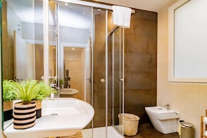 A modern bathroom with a glass-enclosed shower, a white sink, and a toilet. - Castello 95 in Madrid (Madrid)