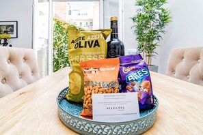 A table with snacks, a bottle, and a rental advertisement. - Castello 95 in Madrid (Madrid)