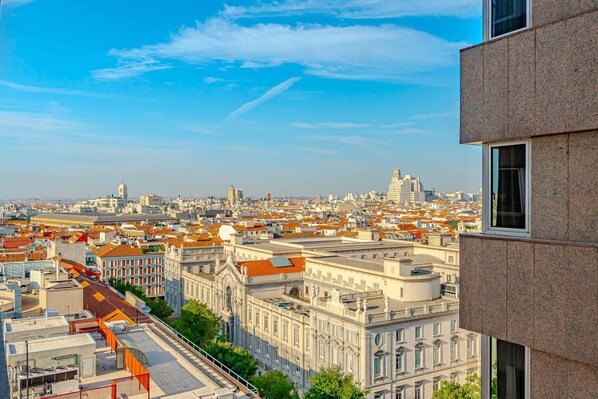 A cityscape with a prominent historical building and modern architecture. - Colon 904 in Madrid With 1 Bedrooms and 1 Bathrooms (Madrid)