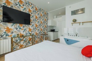 House | 1 bedroom, laptop workspace, iron/ironing board, bed sheets