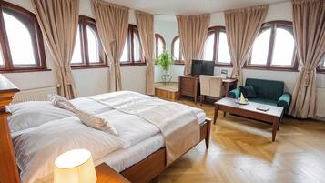 Standard-Doppelzimmer | Zimmersafe, laptopgeeigneter Arbeitsplatz, kostenloses WLAN