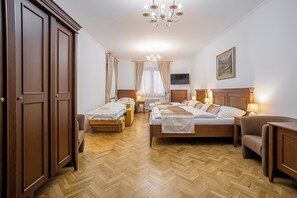 Quarto quádruplo standard | Cofres nos quartos, espaço de trabalho para notebook, Wi-Fi de cortesia