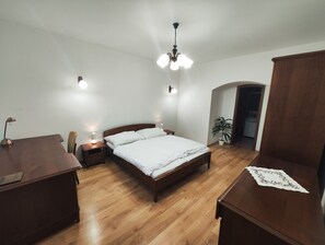 客房内保险箱、笔记本电脑工作区、免费 WiFi