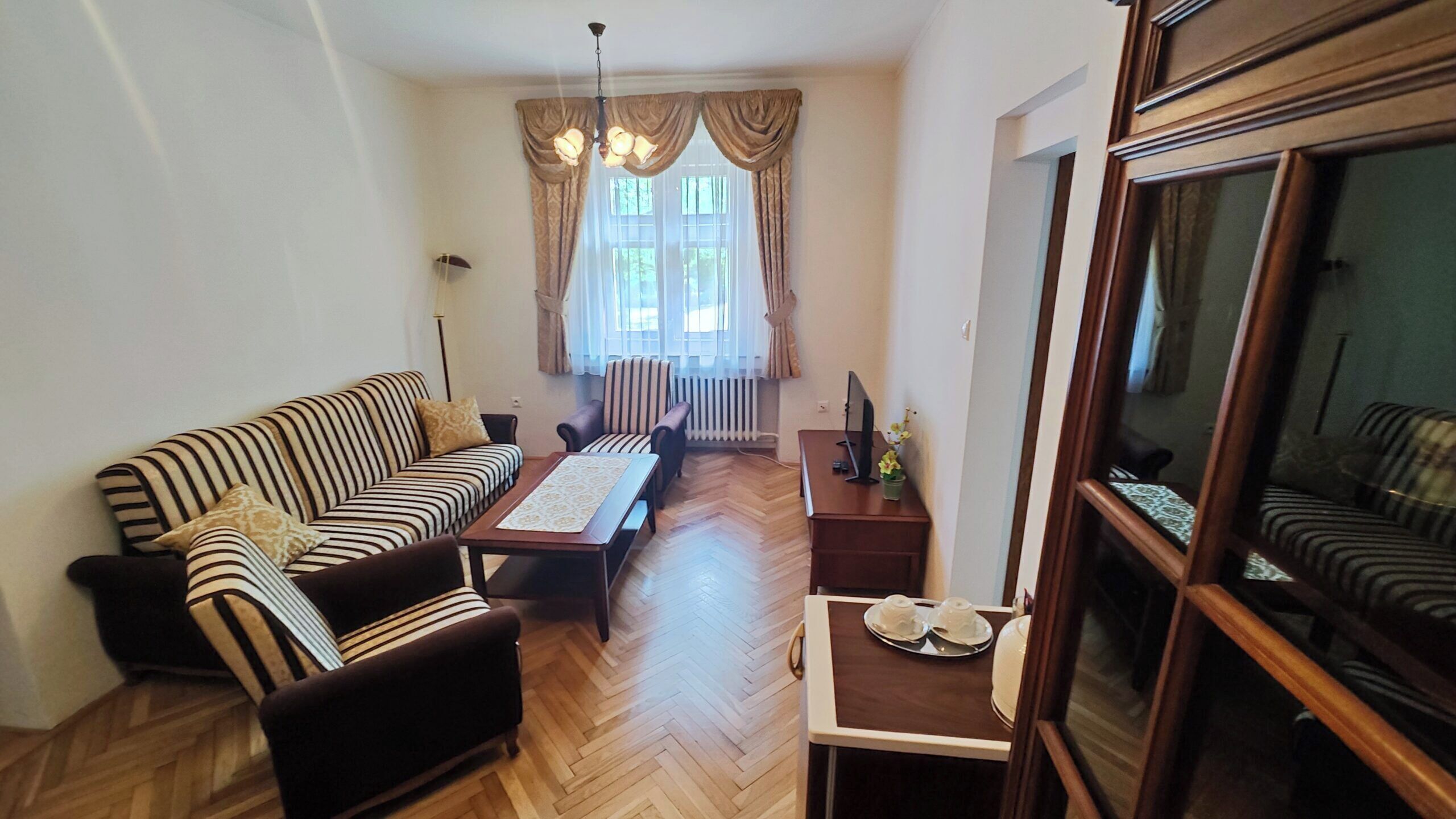 Caja de seguridad en la habitación y espacio para trabajar con laptop 