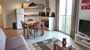 A modern apartment with a kitchen, dining area, and living room. - Mor102 - Appartement vue mer - 100m de la Plage (Saint-Florent)