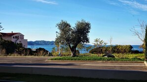 A hotel named "HOTEL TERTOLA" with a view of the sea and mountains in the background. - Mor102 - Appartement vue mer - 100m de la Plage (Saint-Florent)