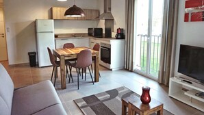 A modern apartment with a kitchen, dining area, and living room. - Mor102 - Appartement vue mer - 100m de la Plage (Saint-Florent)