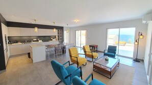 A modern apartment with a kitchen, dining area, and living room. - Mor401 - T5 Neuf Piscine vue mer Panoramique (Saint-Florent)
