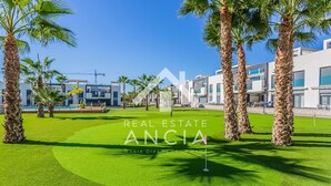 A golf course with modern buildings in the background. - Casa Rosa in Guardamar (Guardamar del Segura)
