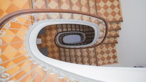 A spiral staircase with a geometric patterned wall and a metal railing. - Playa 2 - 1 Habitaci N Vistas AL MAR (Villajoyosa)