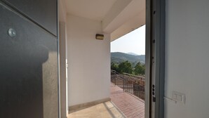 A corridor leading to a balcony with a view of distant mountains. - Fta-bel02 APT 6 PAX Vicino AL Mare (Budoni)
