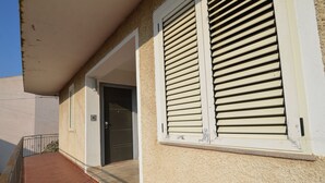 A building with a balcony, a door, and window shutters. - Fta-bel02 APT 6 PAX Vicino AL Mare (Budoni)