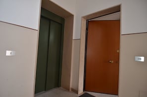 Apartment, Smoking