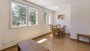 A room with large windows, a dining table, and chairs. - VI El Cuartel 1 in Vila (Villatoro)