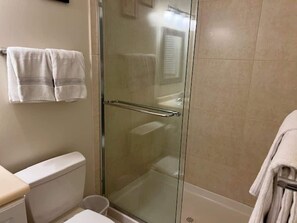 淋浴設備、風筒、提供毛巾