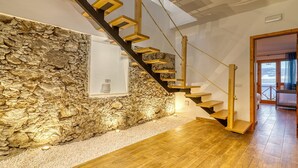 Eine Treppe mit Holzboden und einer Steinwand.