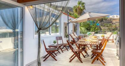 Spacious Terrace House w Ocean View 100m to the Beach