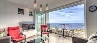 Spacious Central Apt w Private Parking Ocean View