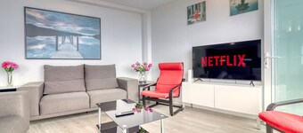 Spacious Central Apt w Private Parking Ocean View
