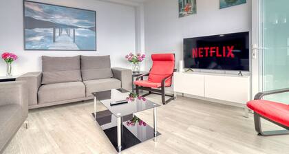 Spacious Central Apt w Private Parking Ocean View