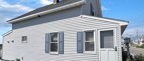 Une maison de plain-pied avec un toit à pignon, une cheminée et une porte de garage.