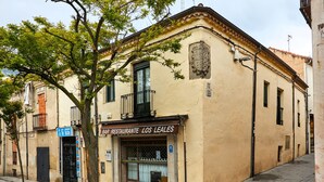 Un edificio con un cartello che riporta la scritta "BAR RESTAURANTE LOS LEALES".