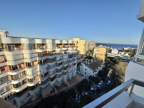 A multi-story residential building with balconies, a courtyard, and a view of the sea. - Figo de Steram Flats Torremolinos (Torremolinos)