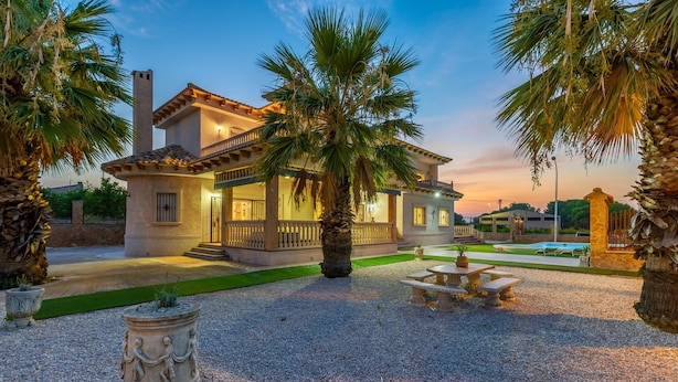 A house with a patio, palm trees, and a swimming pool. - Real Dream Villa by Fidalsa (Jacarilla)