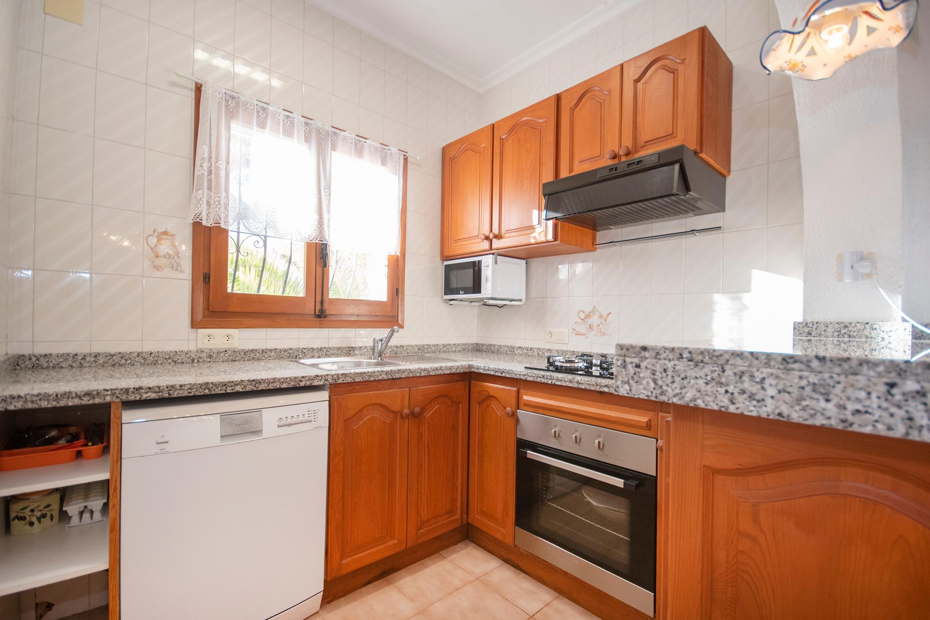 3 عدّة غرف نوم وخدمة الإنترنت