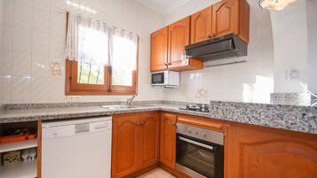 3 عدّة غرف نوم وخدمة الإنترنت