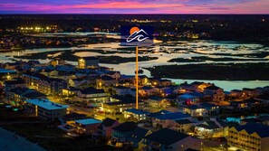 Une ville côtière où l’on peut voir une grande enseigne indiquant « Sea Mountain Vacations ».