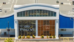 Un grand magasin PGA TOUR avec de grandes vitrines où sont affichées des publicités pour les balles PROV1 et pour la gamme MORE SPEED.