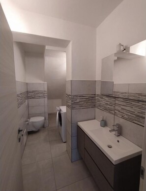 Dusj, hårføner, bidé og håndklær