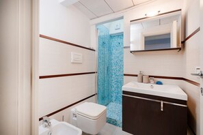 Shower, bidet, towels