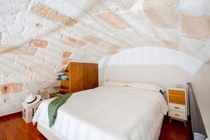 2 habitaciones y tabla de planchar con plancha 