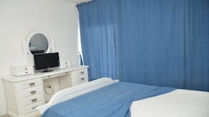 Tabla de planchar con plancha, wifi gratis y ropa de cama 