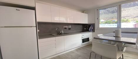 Geladeira, micro-ondas, fogão, cafeteira/chaleira