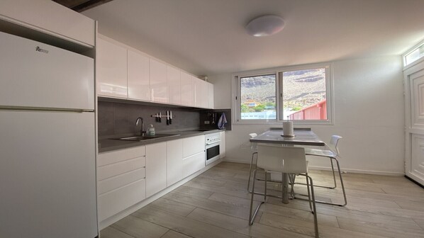 Kjøleskap, mikrobølgeovn, ovn og kaffetrakter/tekoker