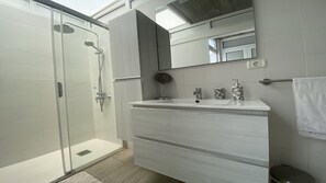 Shower, hair dryer, towels