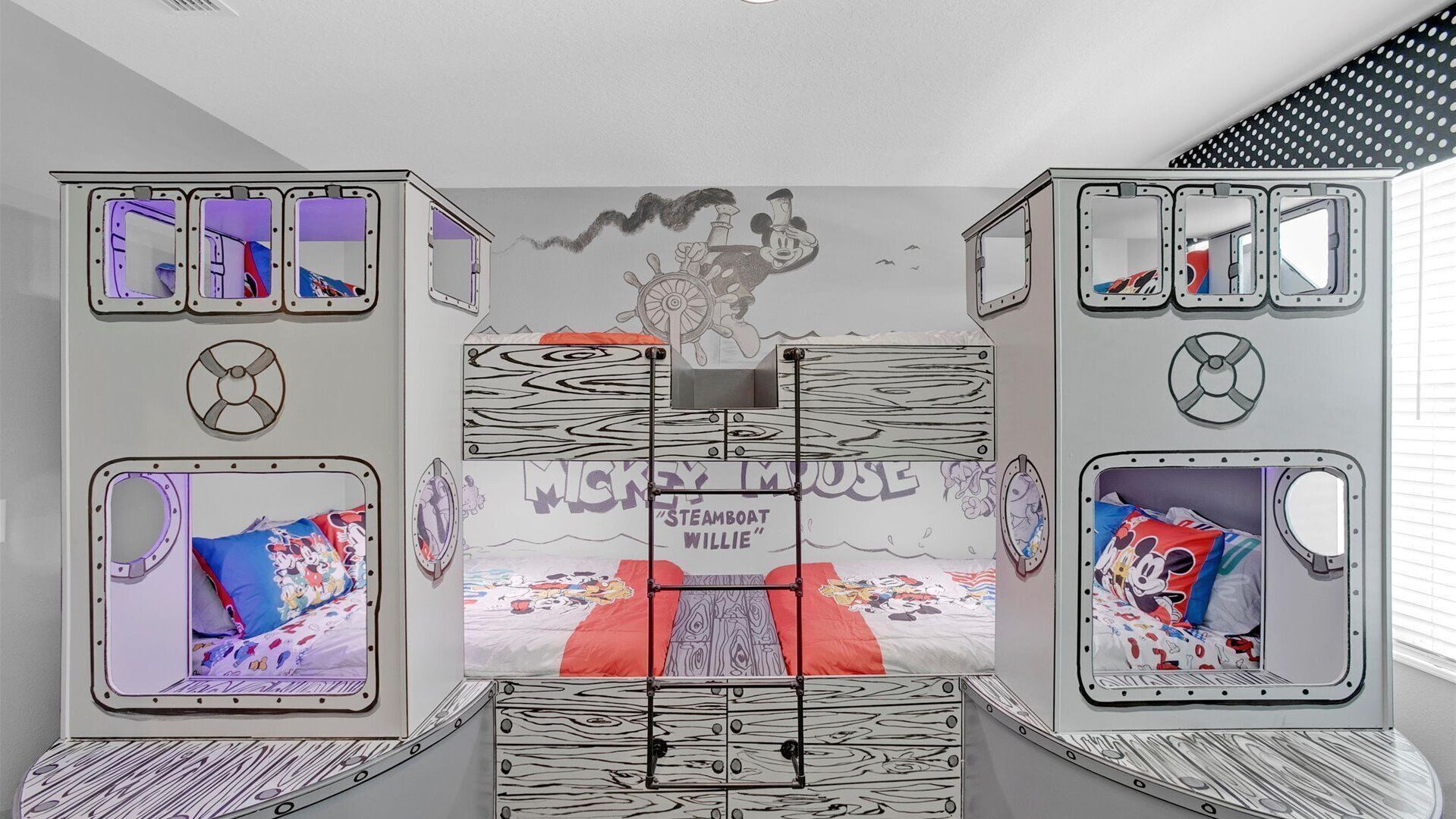 5 bedrooms, WiFi, bed sheets