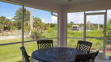 屋外ダイニングエリア