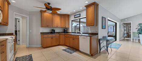 Lavavajillas, toallas de papel y comedor