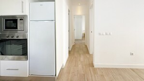 Wasserkocher mit Kaffee-/Teezubehör, Kühlschrank, Mikrowelle, Ofen