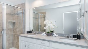 Shower, hair dryer, towels - ADT8976 Summary:<br>Sola (Kissimmee)
