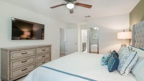 6 bedrooms, desk, iron/ironing board, internet