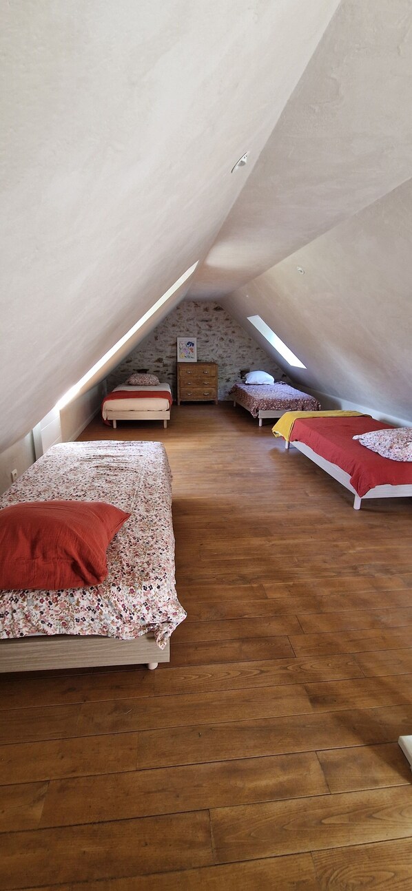 2 habitaciones, tabla de planchar con plancha, wifi y ropa de cama 