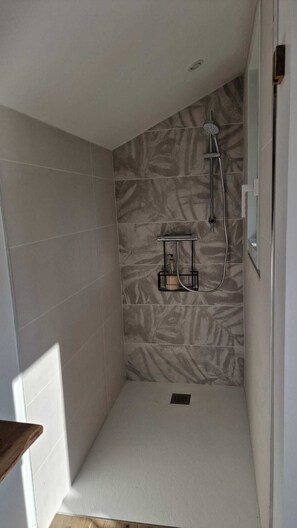 Shower, hair dryer, towels, soap - Country house La Berlotte village of Blaison Gohier (Blaison-Saint-Sulpice)