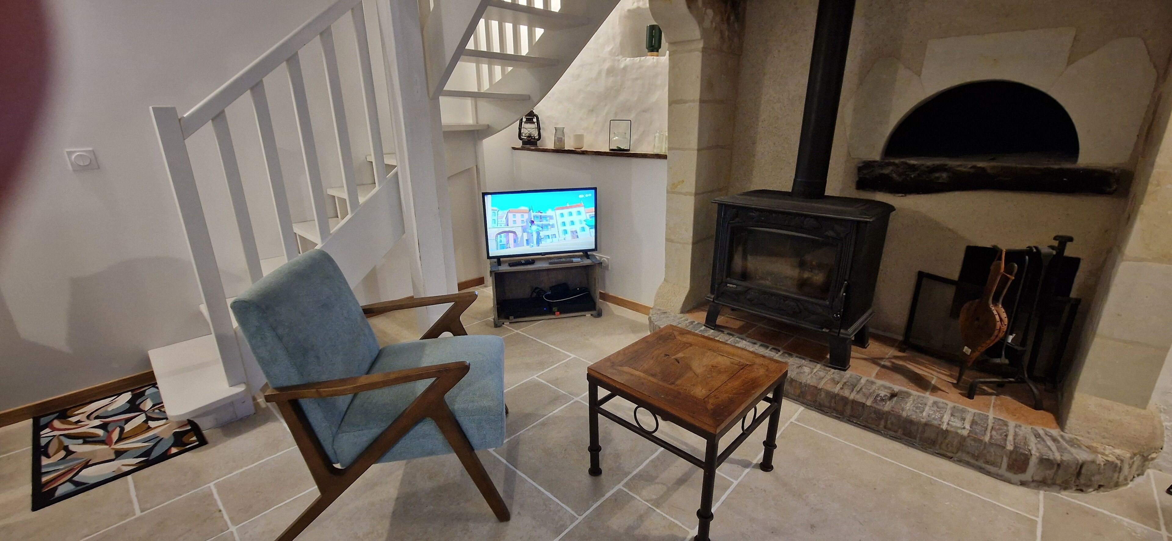 Televisión y chimenea 